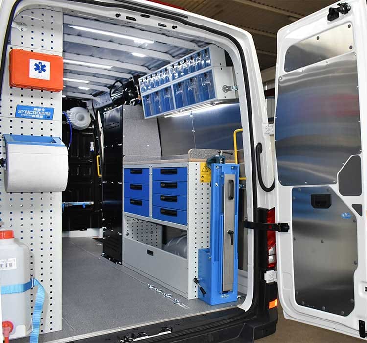 VW Crafter con portamorsa pieghevole e ripiano di lavoro sistema Syncro Milano Est