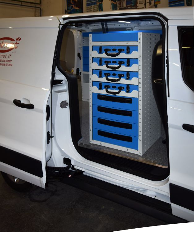 Mobile con cassetti accessibili dal portellone laterale su Ford Connect Syncro Milano est