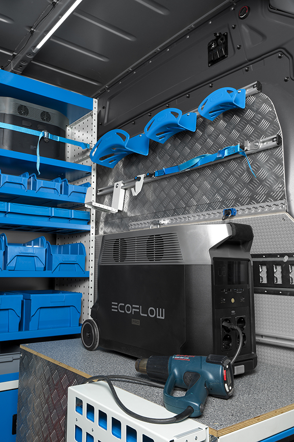 12_Ecoflow-con-utensili-sul-furgone-Syncro-Milano Est